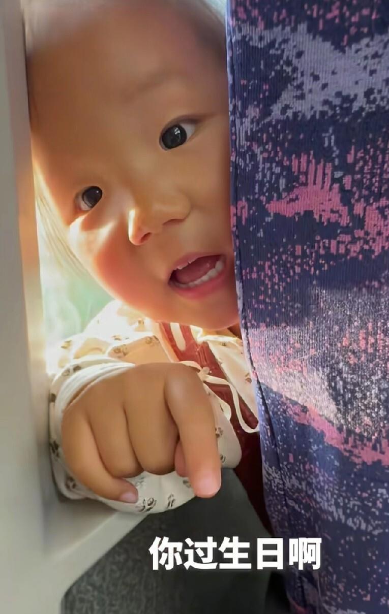 在飞驰的高铁上，坐在前排的3岁女儿突然回过头小声问坐在后排的妈妈，“今天你生日啊
