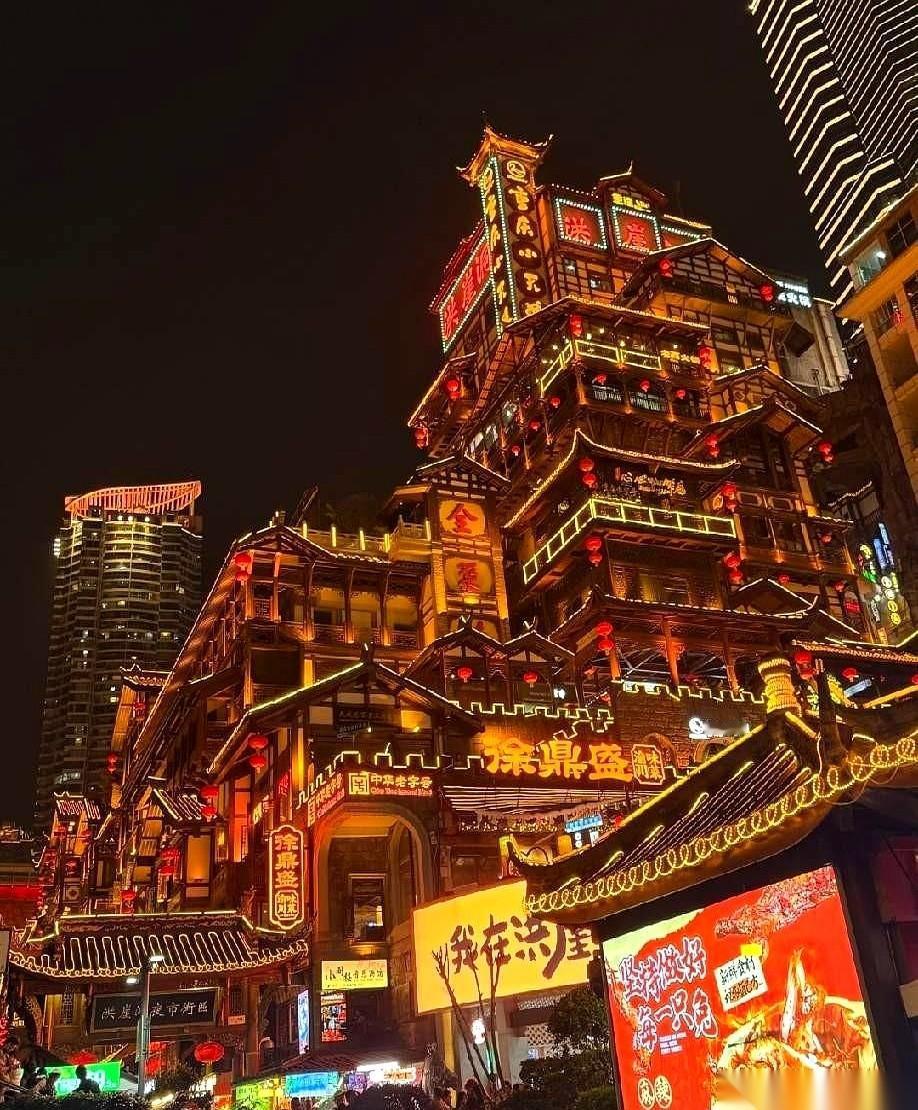 聊聊重庆洪崖洞边上的一家火锅店，和两个在那儿打暑假工的男大学生。整整五十五天，
