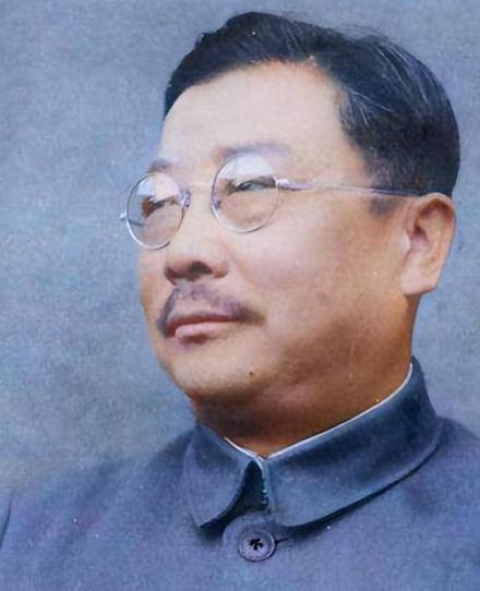 1949年北平解放，万象更新。然而正当全城欢庆之际，一场针对领袖的致命阴谋，已在