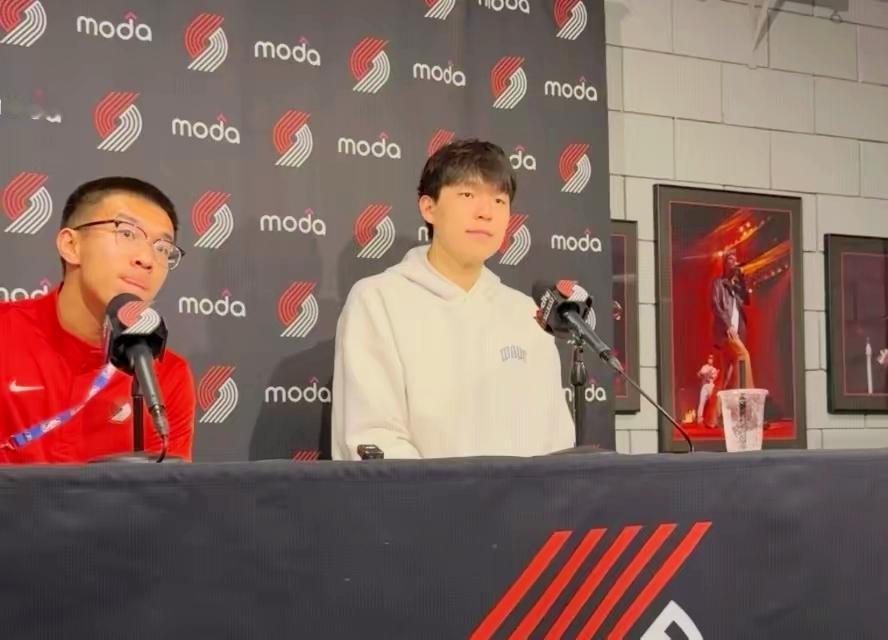 太励志了，杨瀚森翻译加入开拓者教练组杨瀚森在开拓者的发展并不顺利，但是他的翻