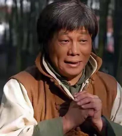 赵本山这会儿心里指定挺不是滋味的。谁能想到啊，他那位常年练武、身子骨硬朗得不