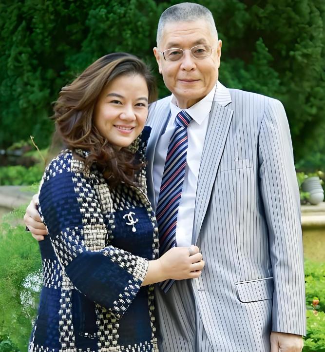 2017年那会，钢琴界的大佬刘诗昆，娶了自己的学生孙颖，俩人一开始就商量好了，婚