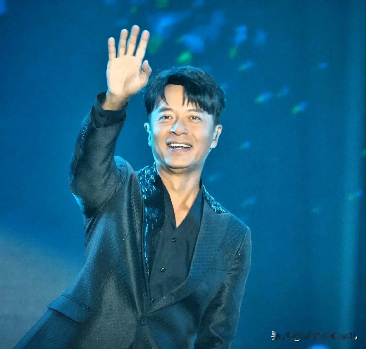 钱再多有什么用？一个败家子就能毁了全家，57岁的李克勤，为了演唱会排到了2