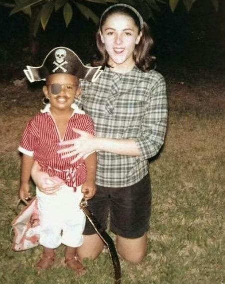 1961年，18岁的奥巴马母亲被黑人穷小子骗婚生子抛弃。她却一直告诉儿子：“你爸