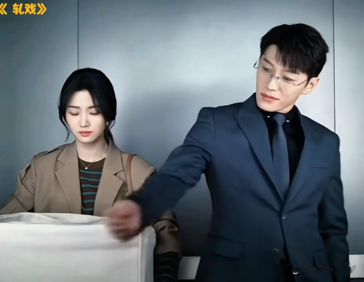 代旭在《轧戏》里演的反派裴轸，阴湿味简直了。他演坏人不用瞪眼吼叫，剧里笑着跟