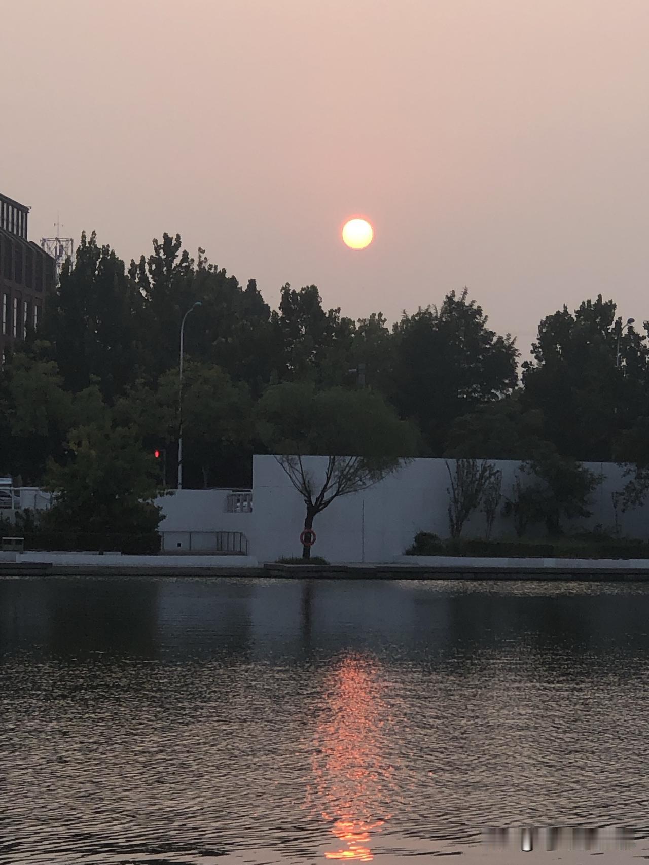 湖畔随拍天空美