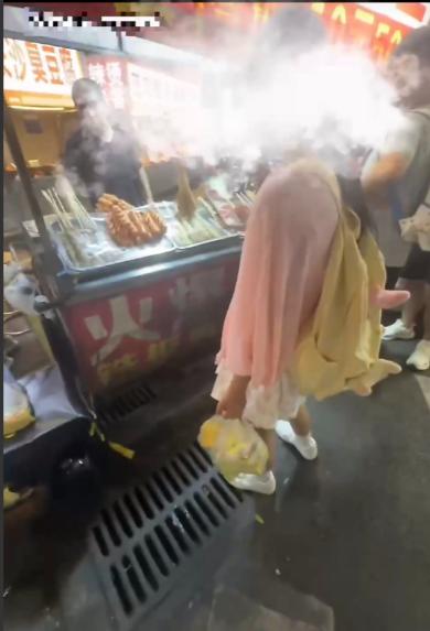 网上流传一段郑州顺风车纠纷现场视频：司机称接了一笔顺风车订单，电话协商乘客另付