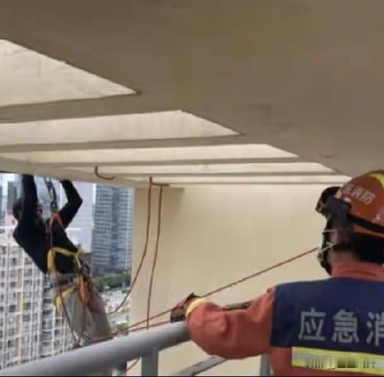 小偷吓破胆，打110求救，你敢信吗？[捂脸哭]“110吗，我偷东西被挂住了！”