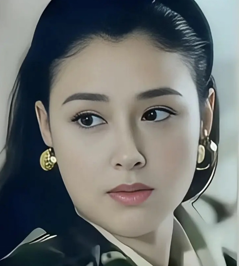 谁能不心动东方第一美人，真名不虚传，她眼神明亮灵动，气质温婉又大气，简单外表