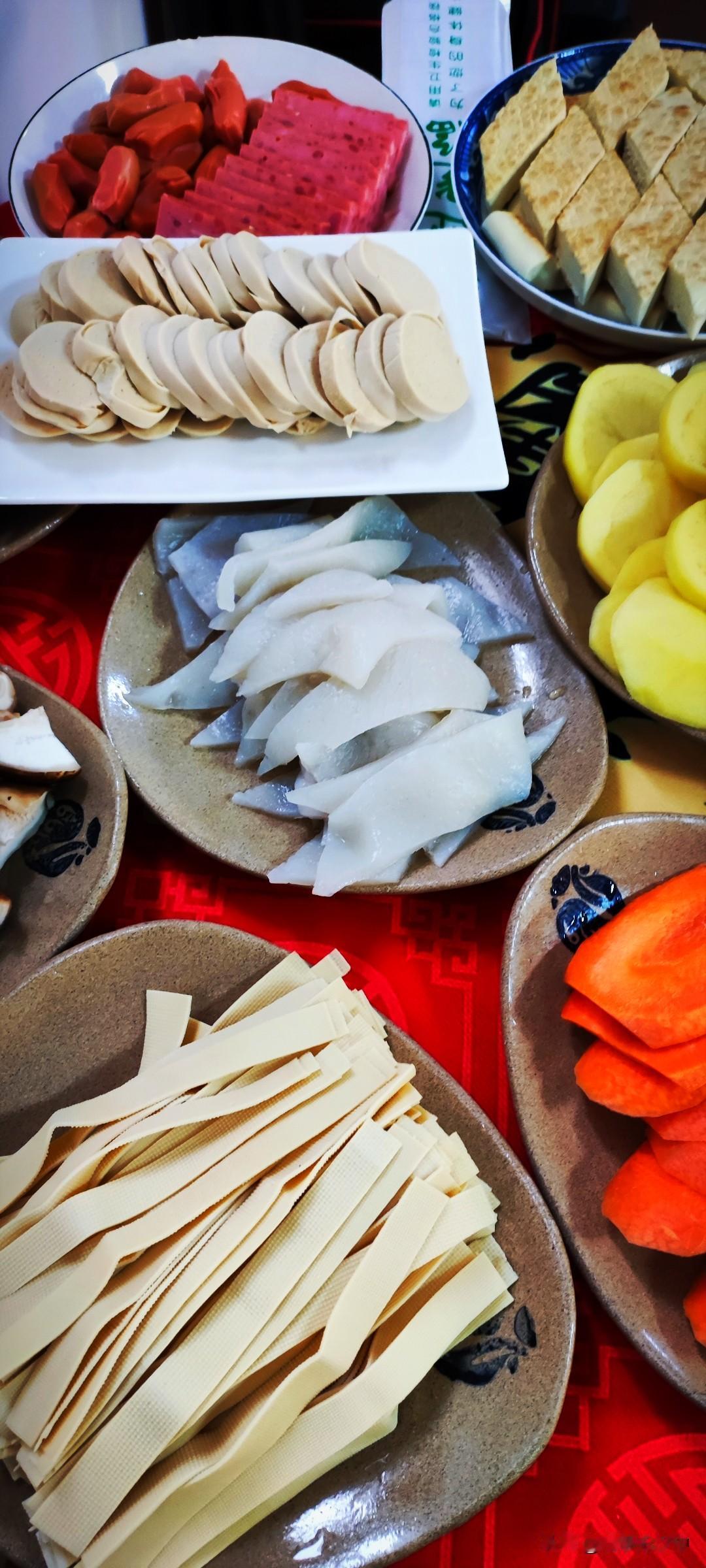 冬日生活打卡季友人约着去小院吃火锅，大家一起跨年。落座的诸位多是熟人，2025年