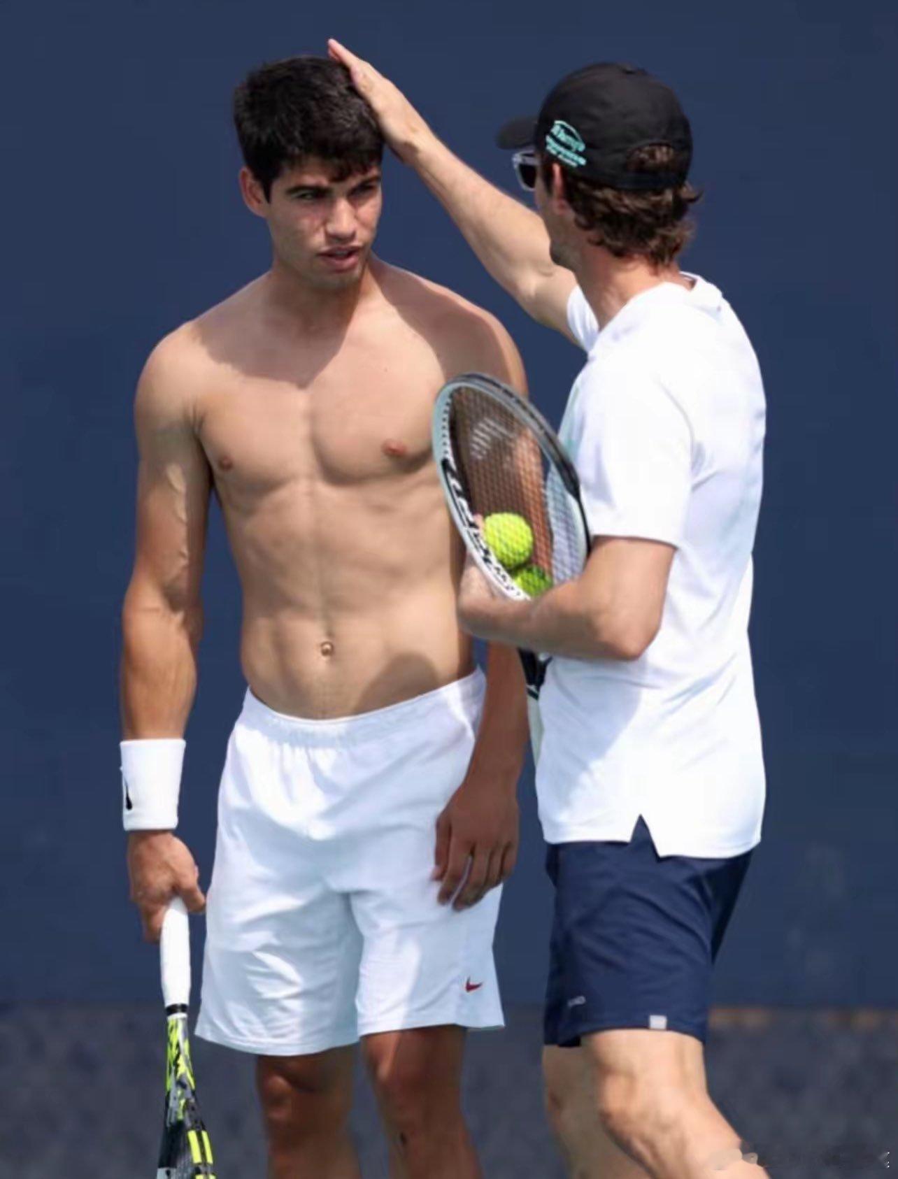 【英国名将：阿卡和费雷罗分手可能是阿卡参加太多表演赛三巨头和辛纳就不会】鲁塞德