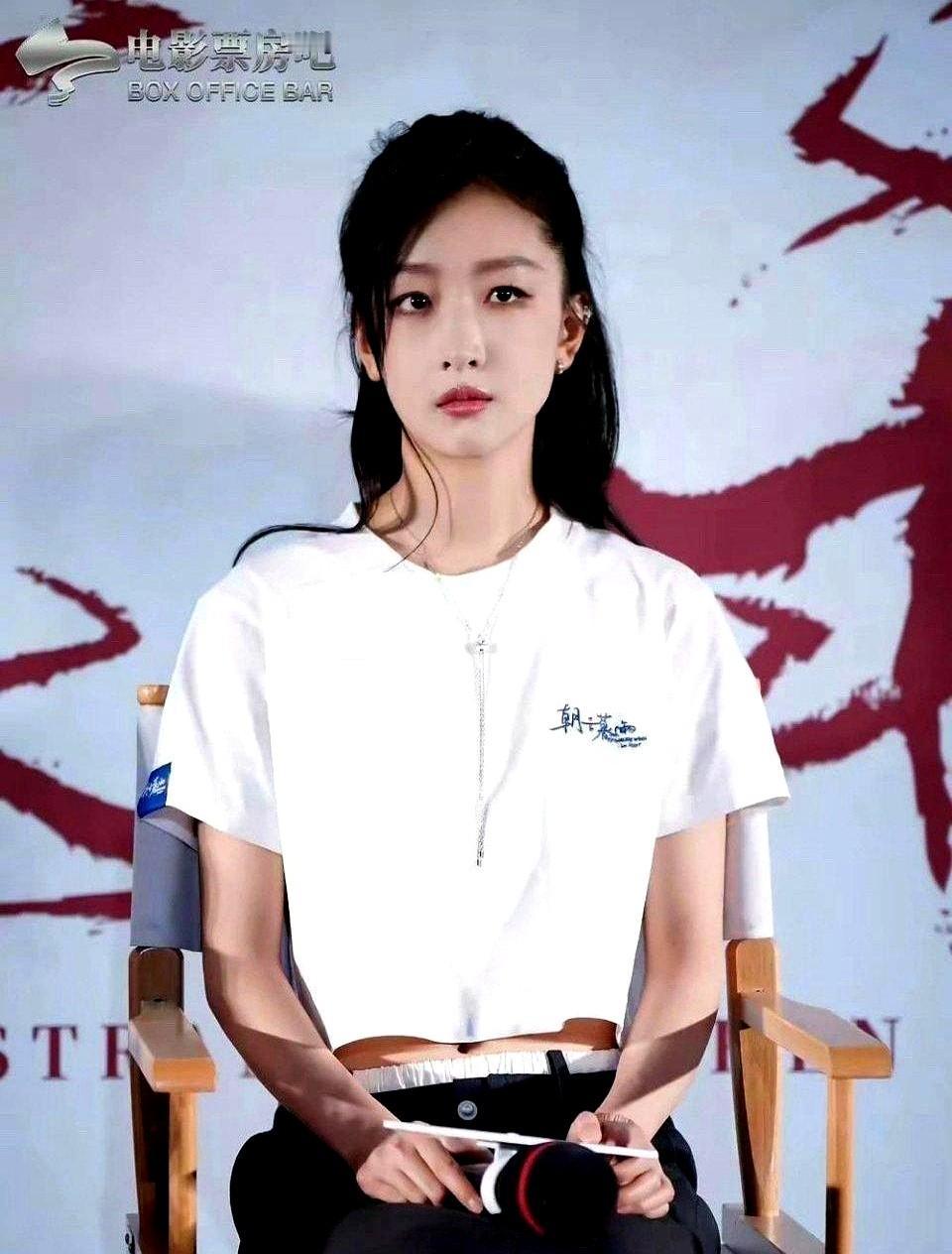 红毯翻车才是她真正开始周冬雨把过去紧绷的小裙子全换成宽大衬衫，团队终于明白：