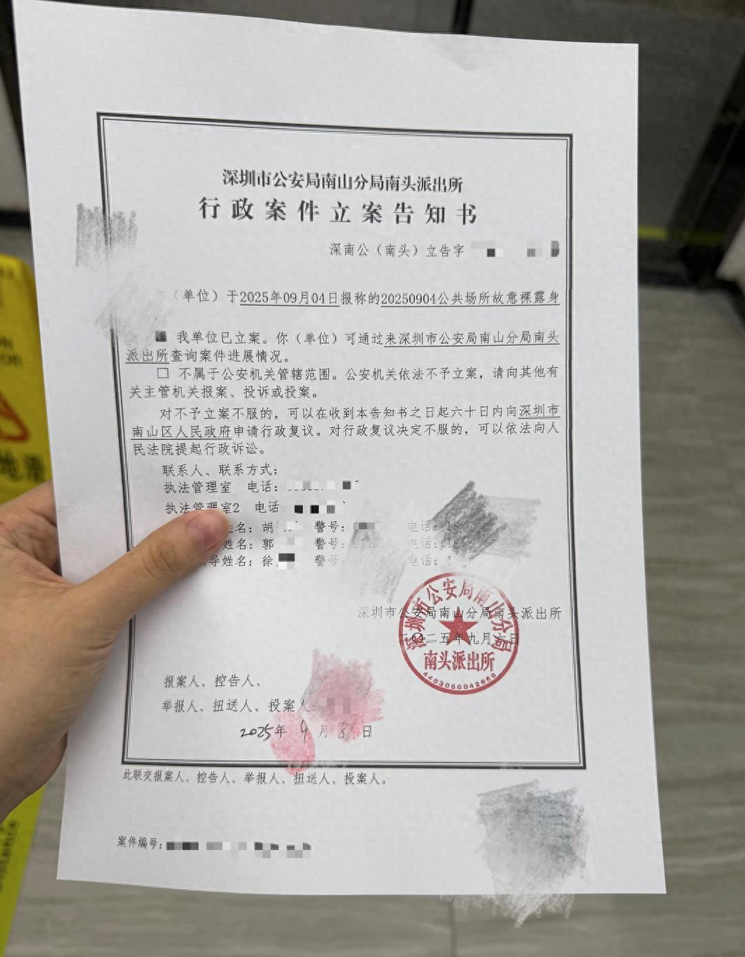 广东深圳，女子傍晚健身后往家走，路上突然发现一名男子着装和行为都非常怪异，还以为