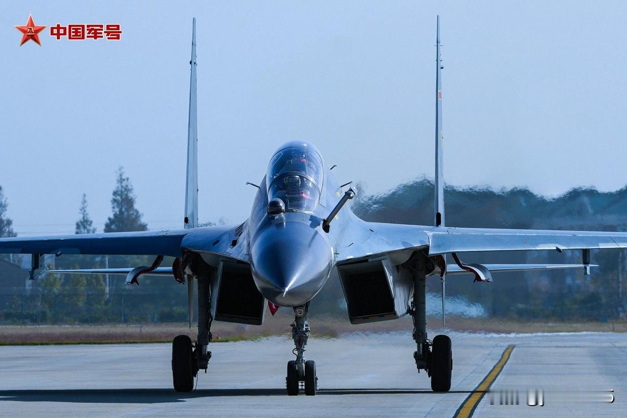 隆冬时节，朔风凛冽。东部战区空军某部严密组织昼间飞行训练，全面锤炼部队实战打赢本