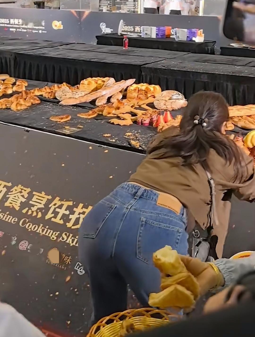 大妈们的疯狂举动,把现场的面点师都看呆了!近日,在苏州国际博览中心,第34届