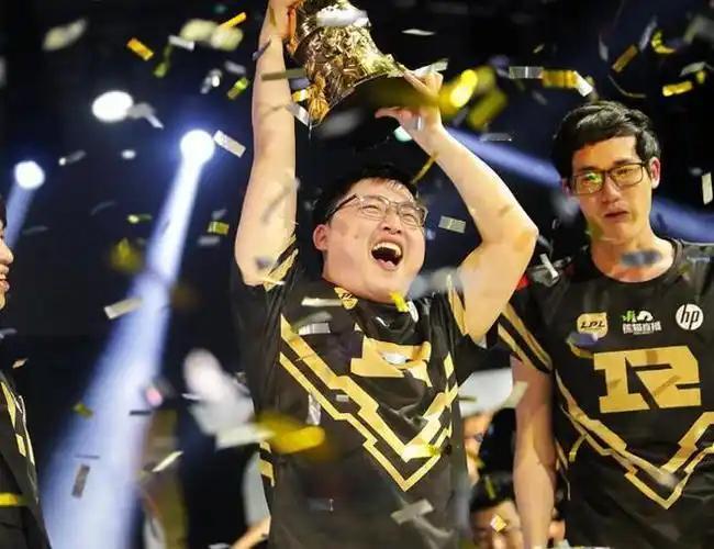 当今的LPL全员皆人，没有神、没有皇、没有魔。事实上，纵观整个LPL发展史，UZ