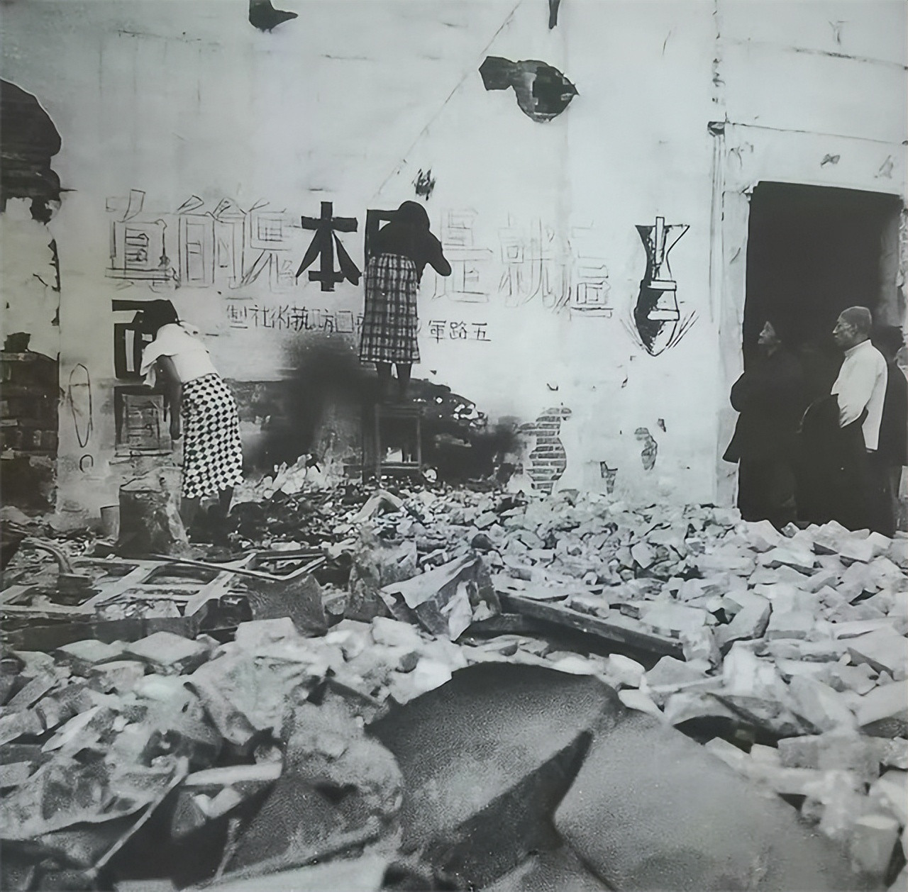 1942年4月21日，十多架日军飞机轰炸桂林，当时我军的防空部队用高射炮对日军机