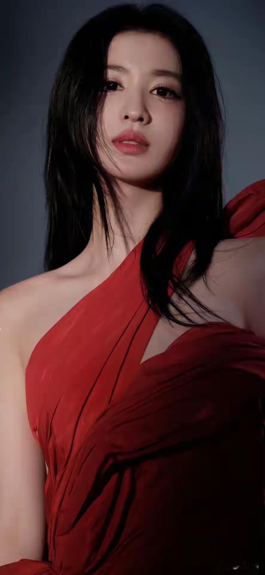 明星王楚然美丽性感女人气质压倒一切,你赞同吗?