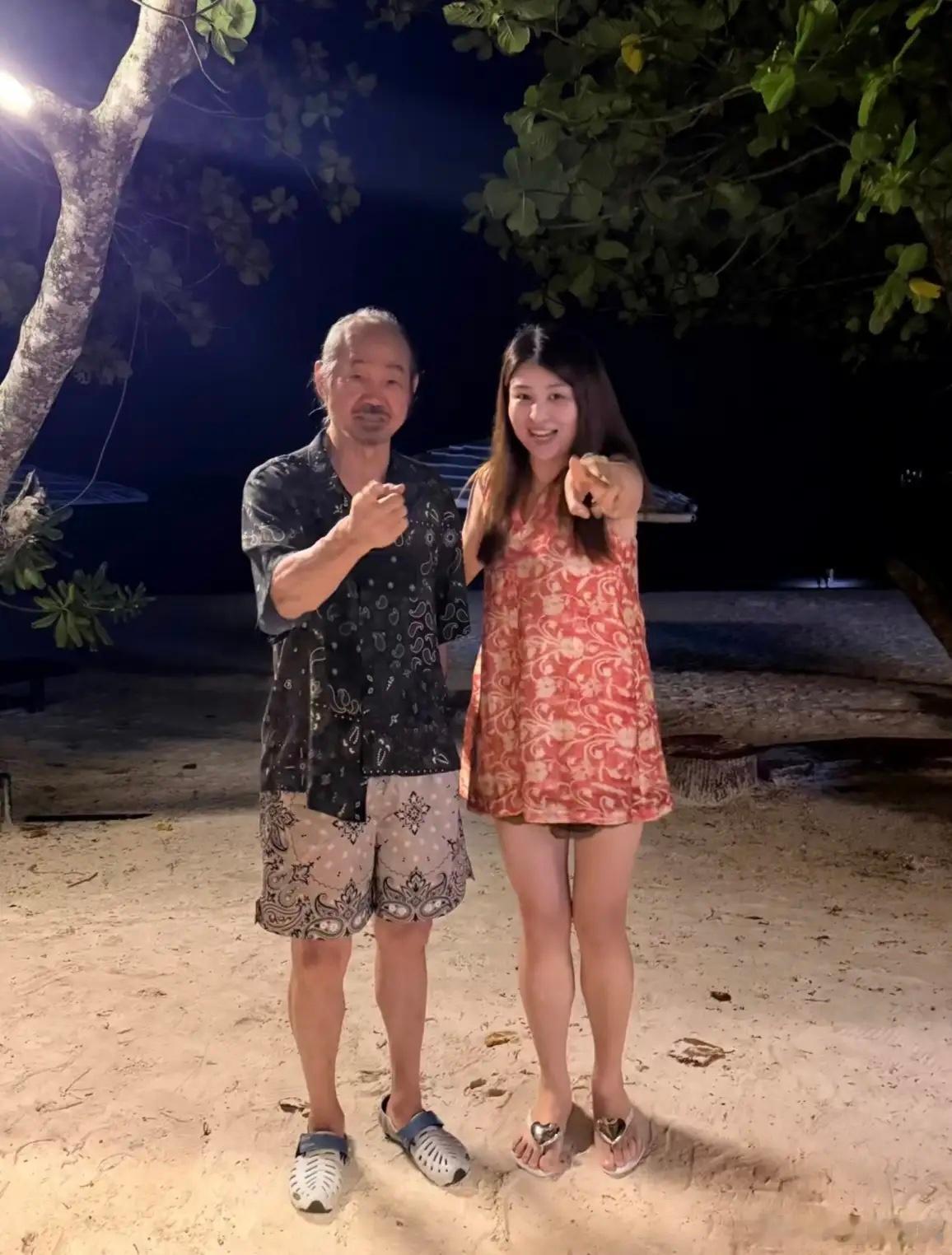 74岁“包租公”元华和家人在马来西亚海岛度假被偶遇，他看起来苍老了好多，头发稀疏