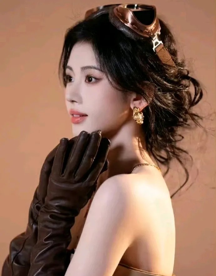 小个子也能气场全开！鞠婧祎飞行员造型被赞！