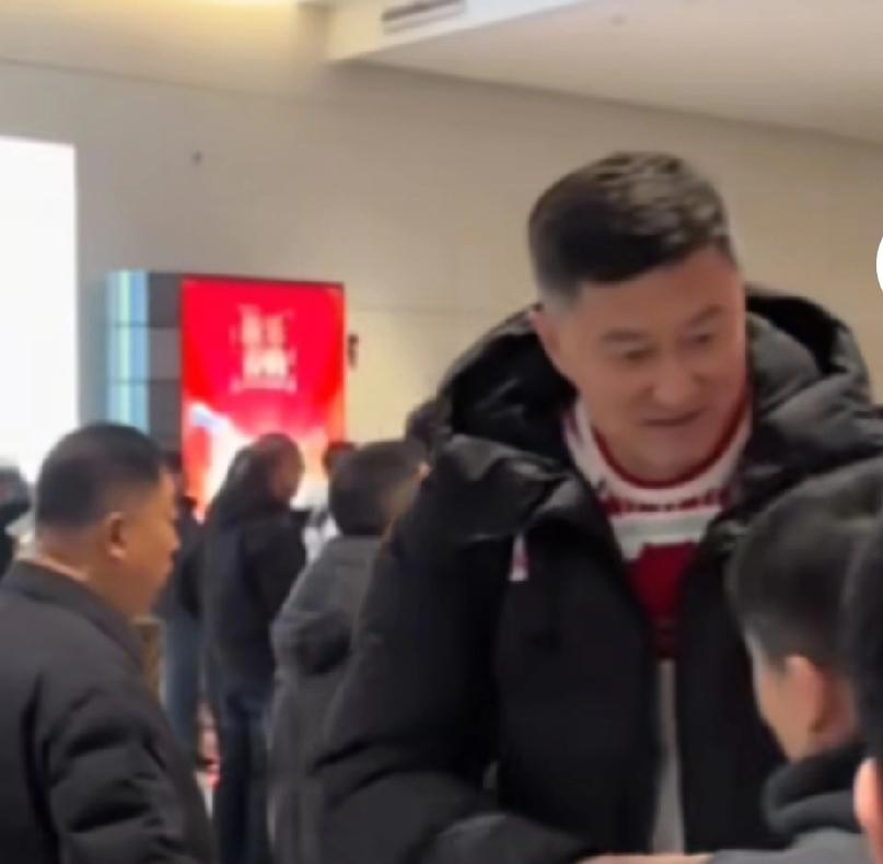 杜锋回新疆跟老人团聚，奎因被裁肯定是假消息杜锋回新疆，都一路被球迷抓拍，他应