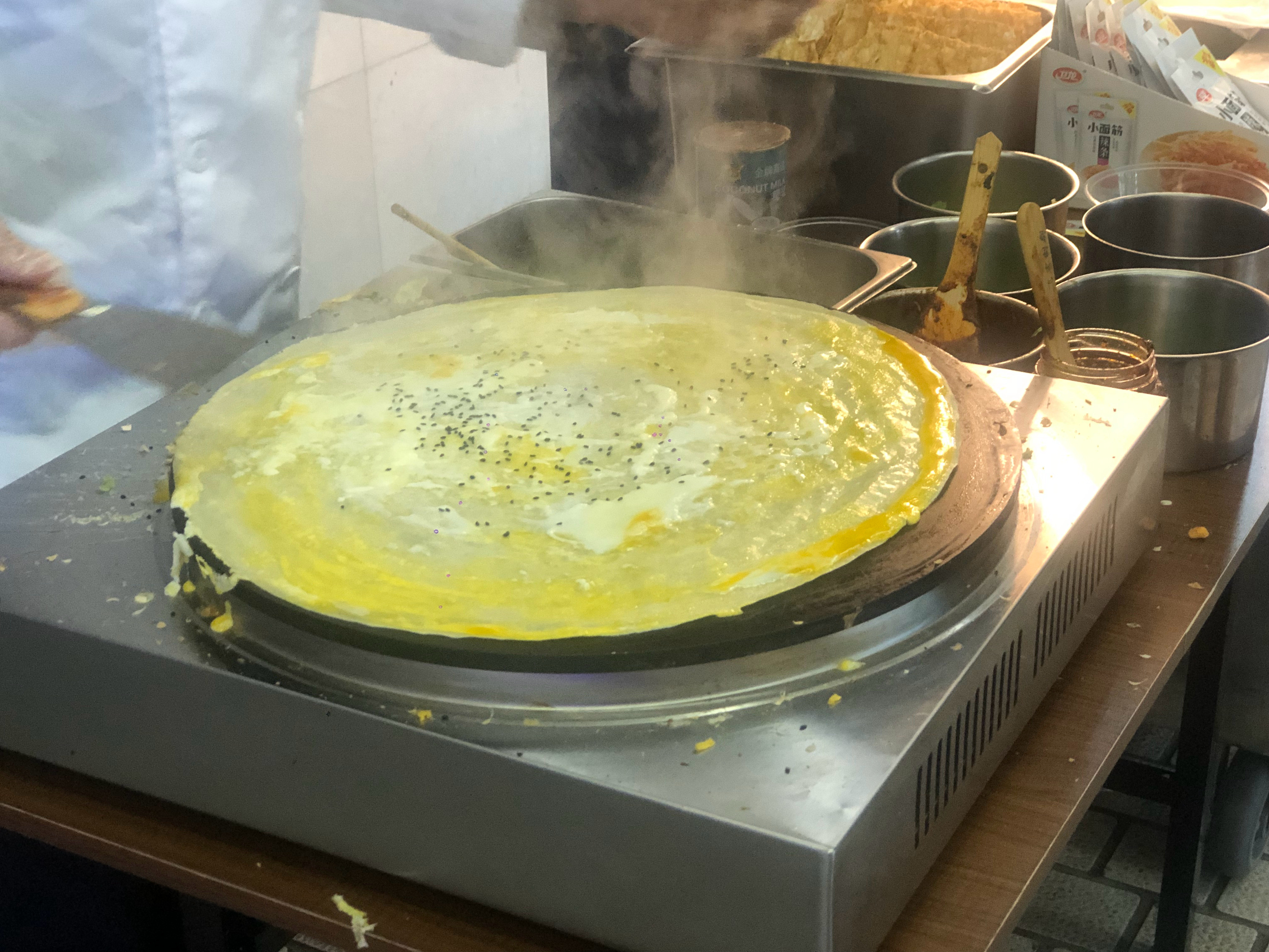 单位食堂上新“煎饼果子”🌯好香～​​​