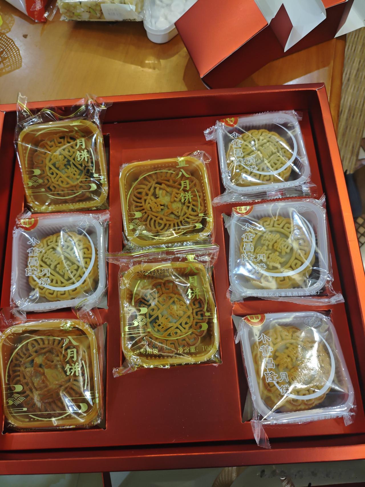今年中秋我们老板可大方了拿到手我都愣了，看外面的包装可漂亮了，一打开里面一看