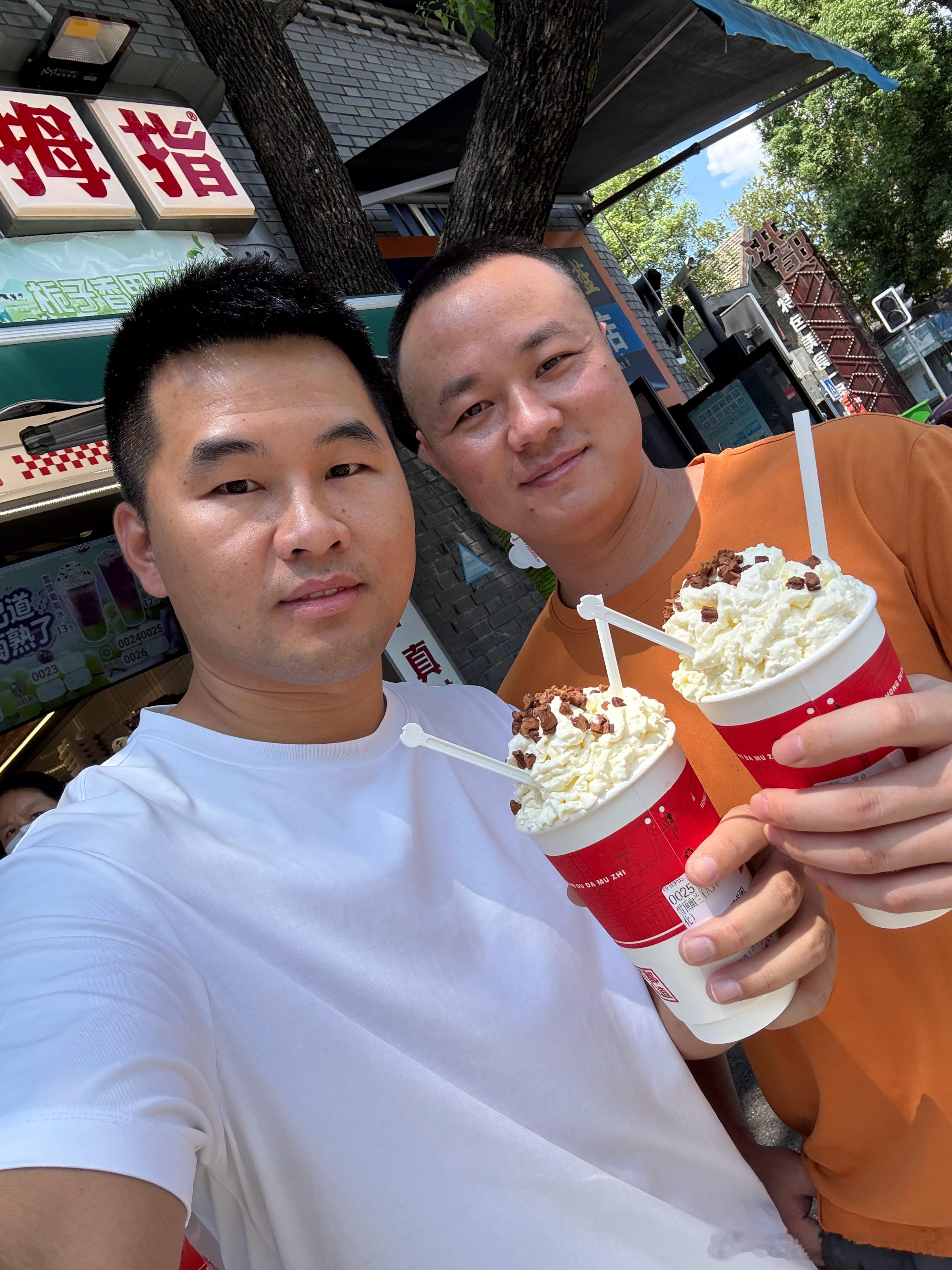 跟好兄弟吃个中午饭，放空一下……真心希望大家越来越好[比心][比心][比心]​​​