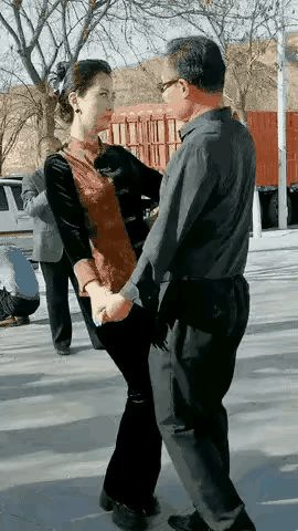 退休之后的大爷，真是人间清醒，经常去广场跳舞，作为业余爱好，只要自己高兴，不必在