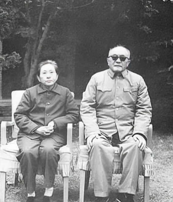 1941年，黄克诚迎娶23岁的女学生唐棣华，结婚前，黄克诚告诉她，你不能因为男女