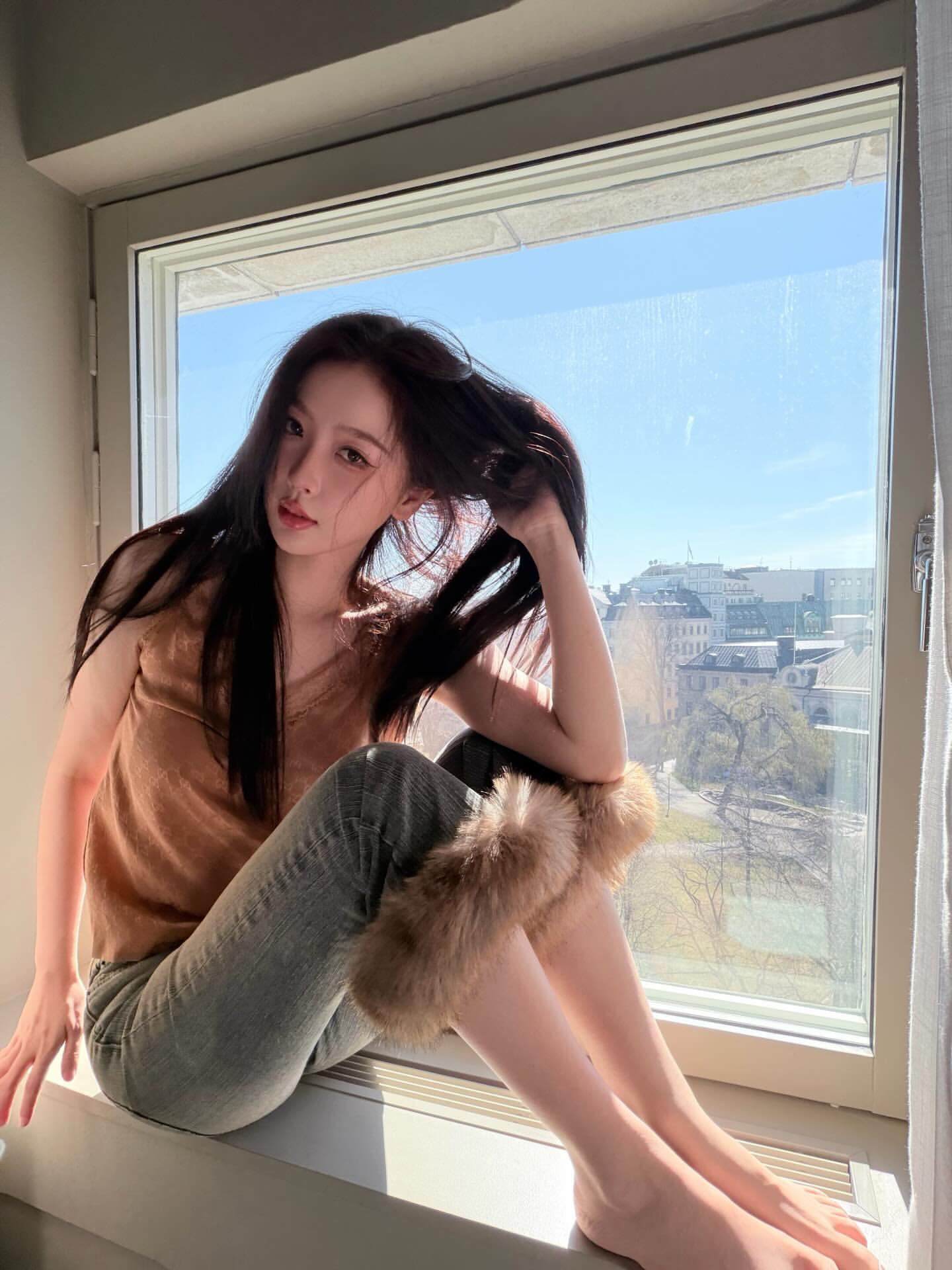 虞书欣ins更新黑长直，窗边初恋女神纯欲性感，眼神直勾勾好撩人啊～