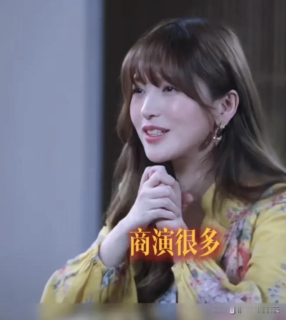 金莎的收入来源主要是商演，她和萧亚轩一样都不是一线了，演出的地方也都是三线城市或