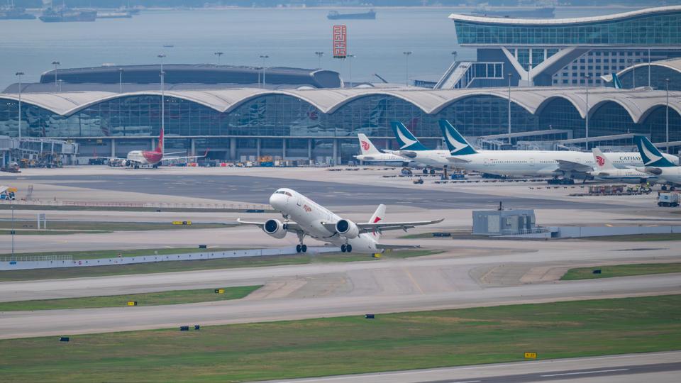 起飞三连！“闪耀中国红”涂装的国产大飞机商飞C919执飞香港→上海航班，正在从香
