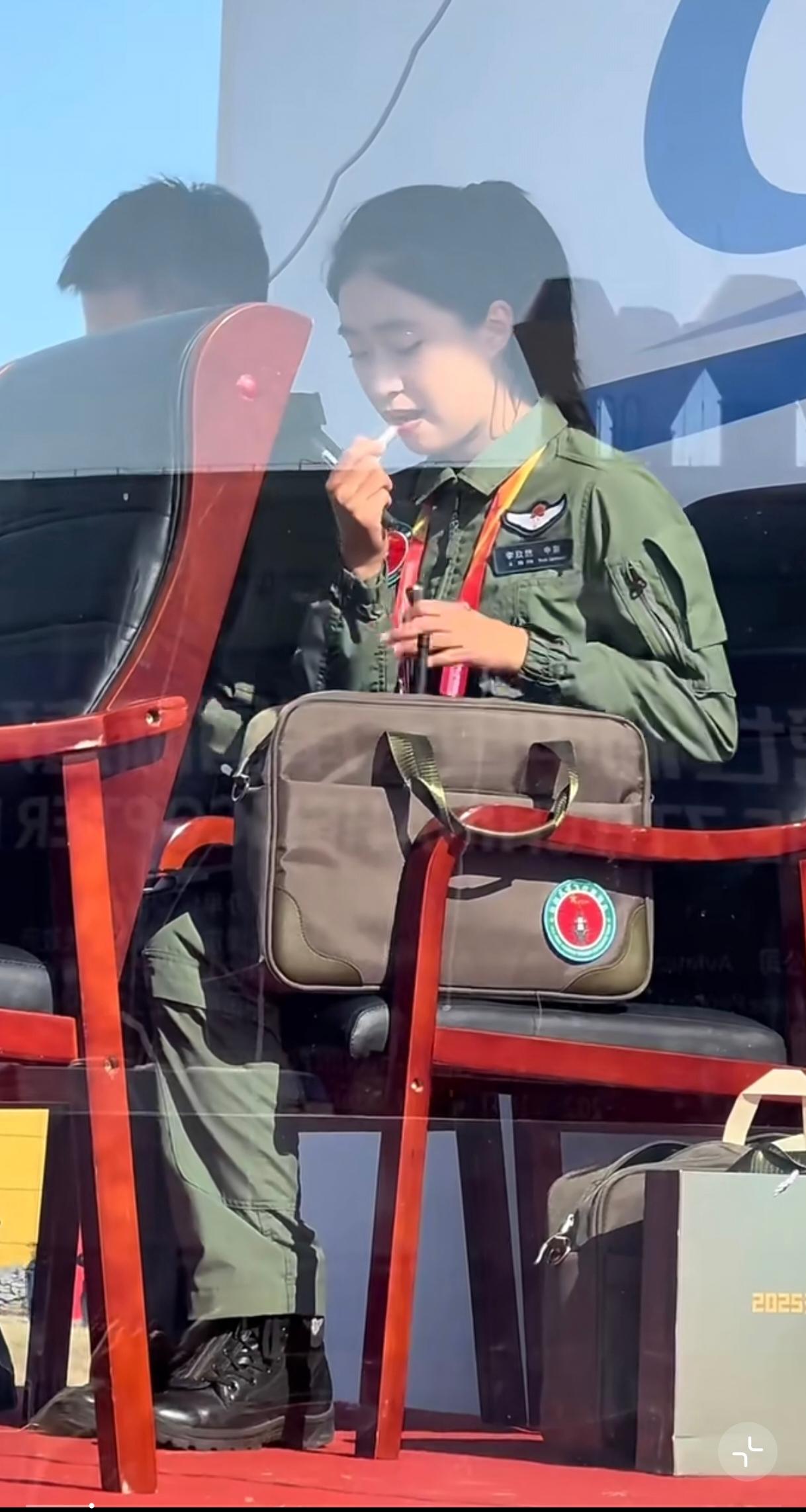 哈哈哈哈哈哈，当兵的姑娘还怪可爱的！爱红妆不耽误爱武装，飞行员是角色，女孩是本色