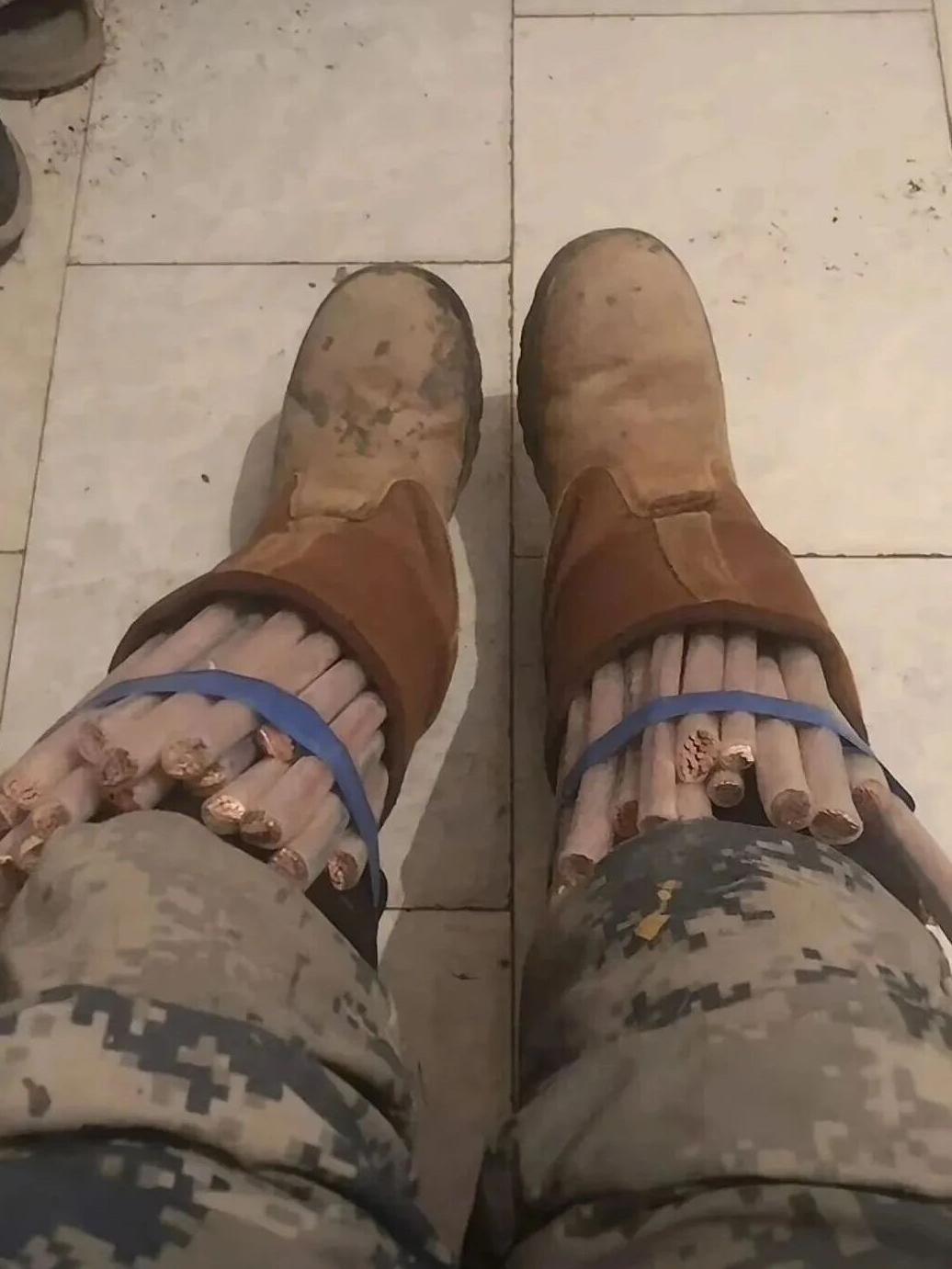 俗话说得好，手莫伸，伸手必被捉！但这位朋友没伸手，却伸脚了，同样也被捉，你说这得