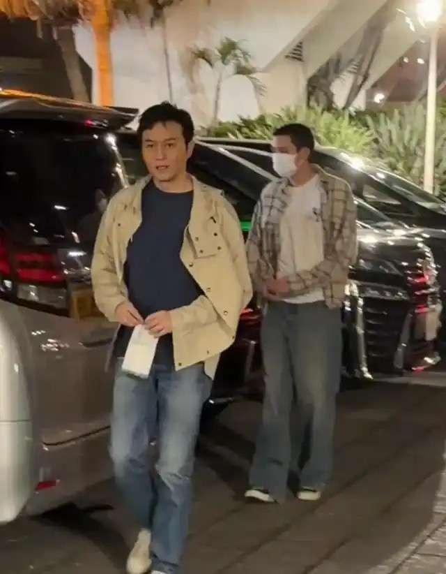 54岁张智霖同框19岁儿子，父子变兄弟引围观，网友感慨这才是顶级保养秘诀