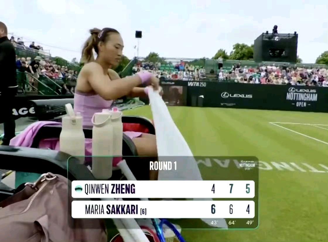 2-1逆转萨卡里晋级诺丁汉16强后，郑钦文说：继续战斗吧，像一开始我还一无所有的