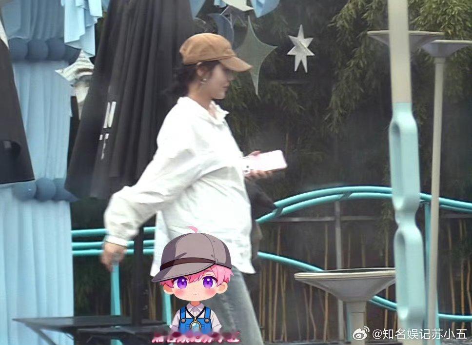 #张佳宁疑似怀孕#2026年9月21日，狗仔拍到张佳宁身穿宽松白衣小腹微凸现身咖啡厅，再次引发新一轮