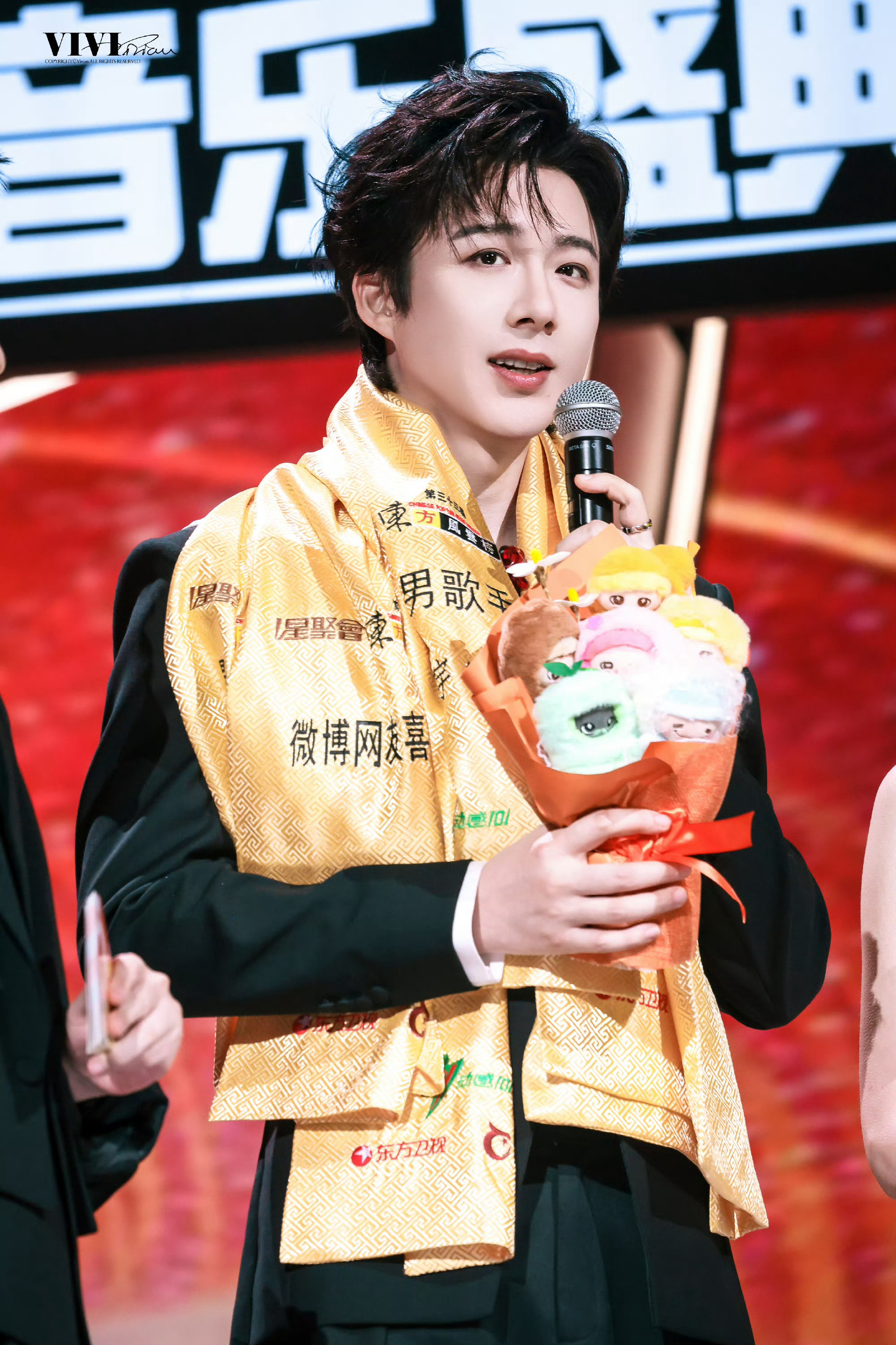 刘宇宁左手是榮耀。右手是可愛。🤍刘宇宁