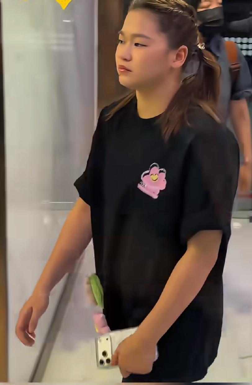 线下活动路透里的全红婵也太可爱了吧。双马尾搭配一身简约黑穿搭，刚出场的时候看起