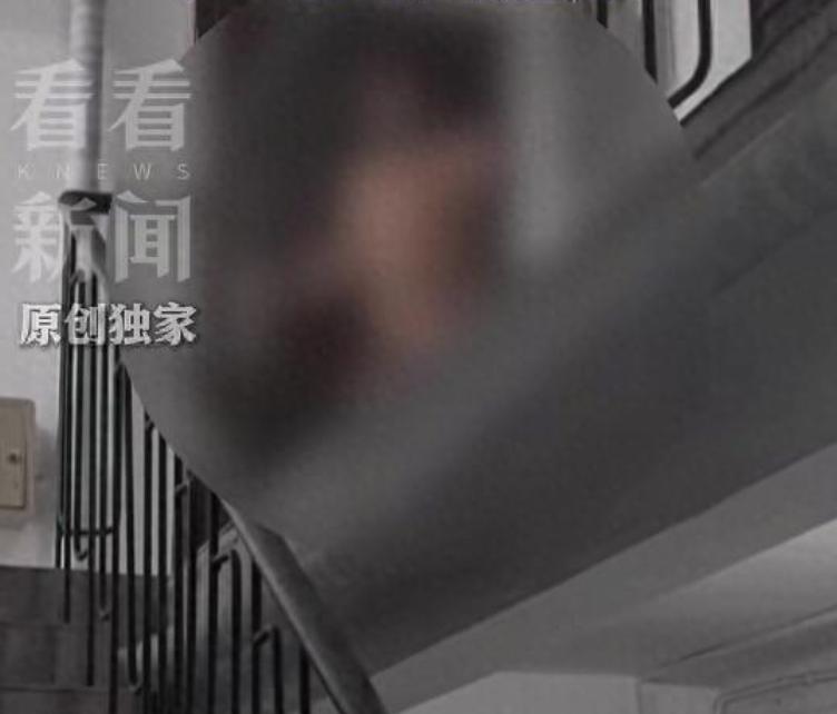 上海住户曹女士说出了这两年来的噩梦日常：只要推开家门，大概率会撞见惊悚一幕，一位