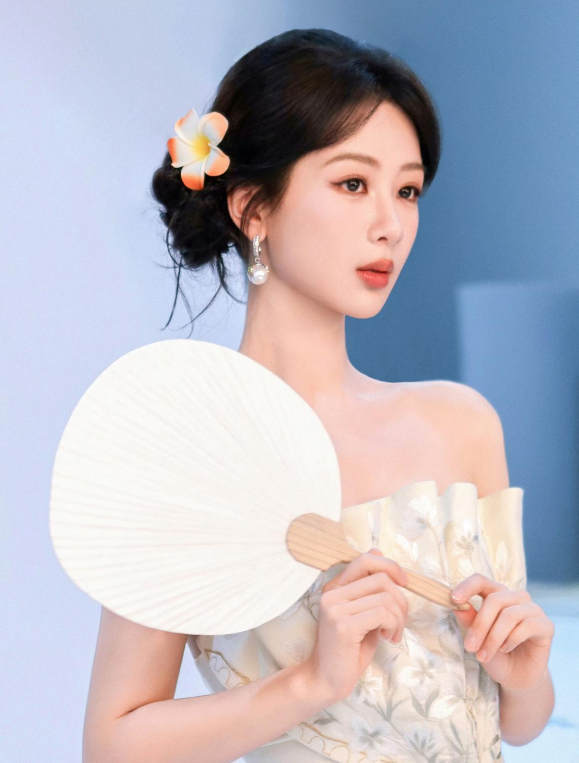 杨紫：说了你们又不听，听了你们又不信，现在知道后悔，只能自己担着了。应该没有人