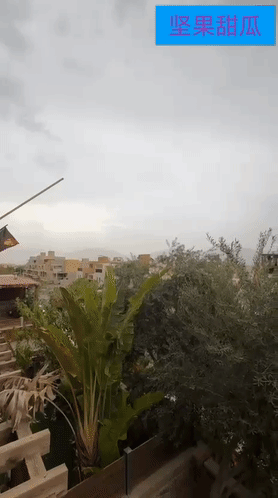 伊朗导弹袭击以色列南部埃拉特，发生爆炸的瞬间被民众视频拍下，有些集束弹药打到了路