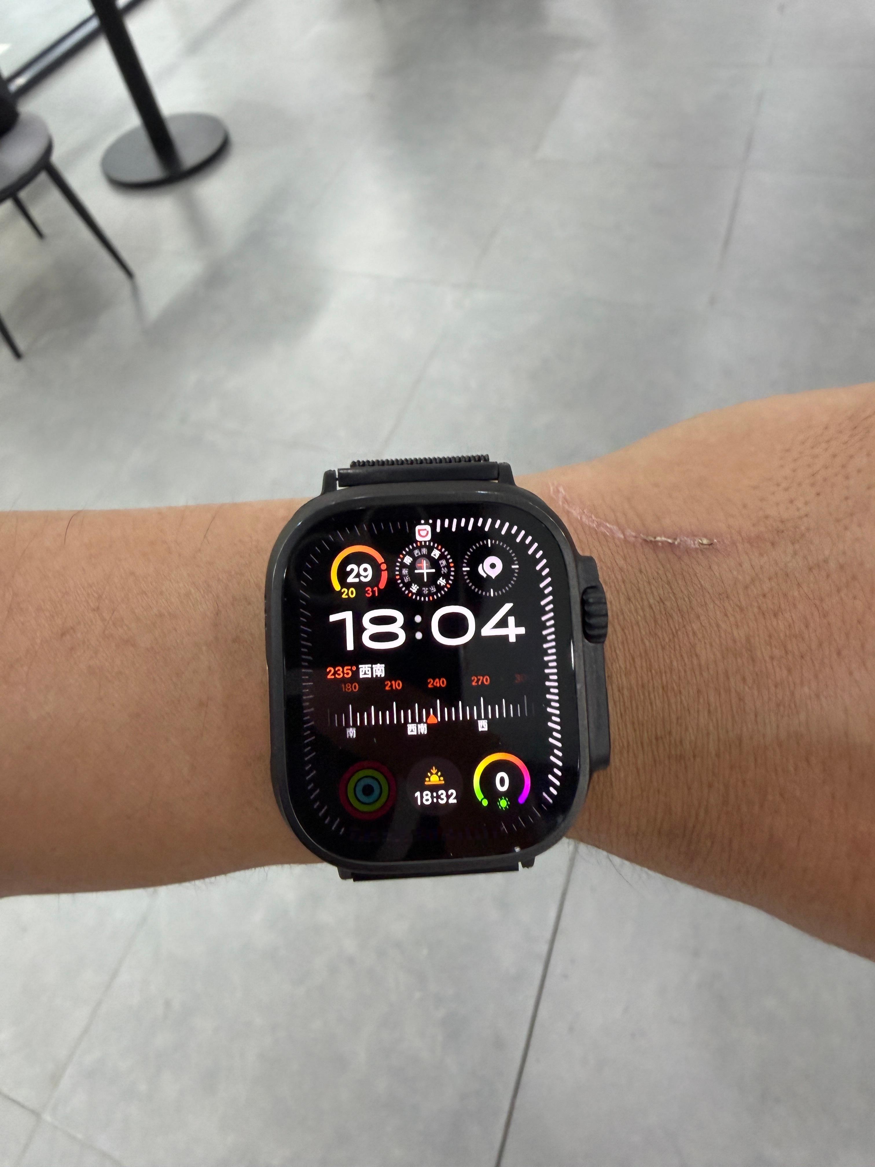 把身边几个朋友的AppleWatch拿来试了一下，Ultra太重了，我觉得手表