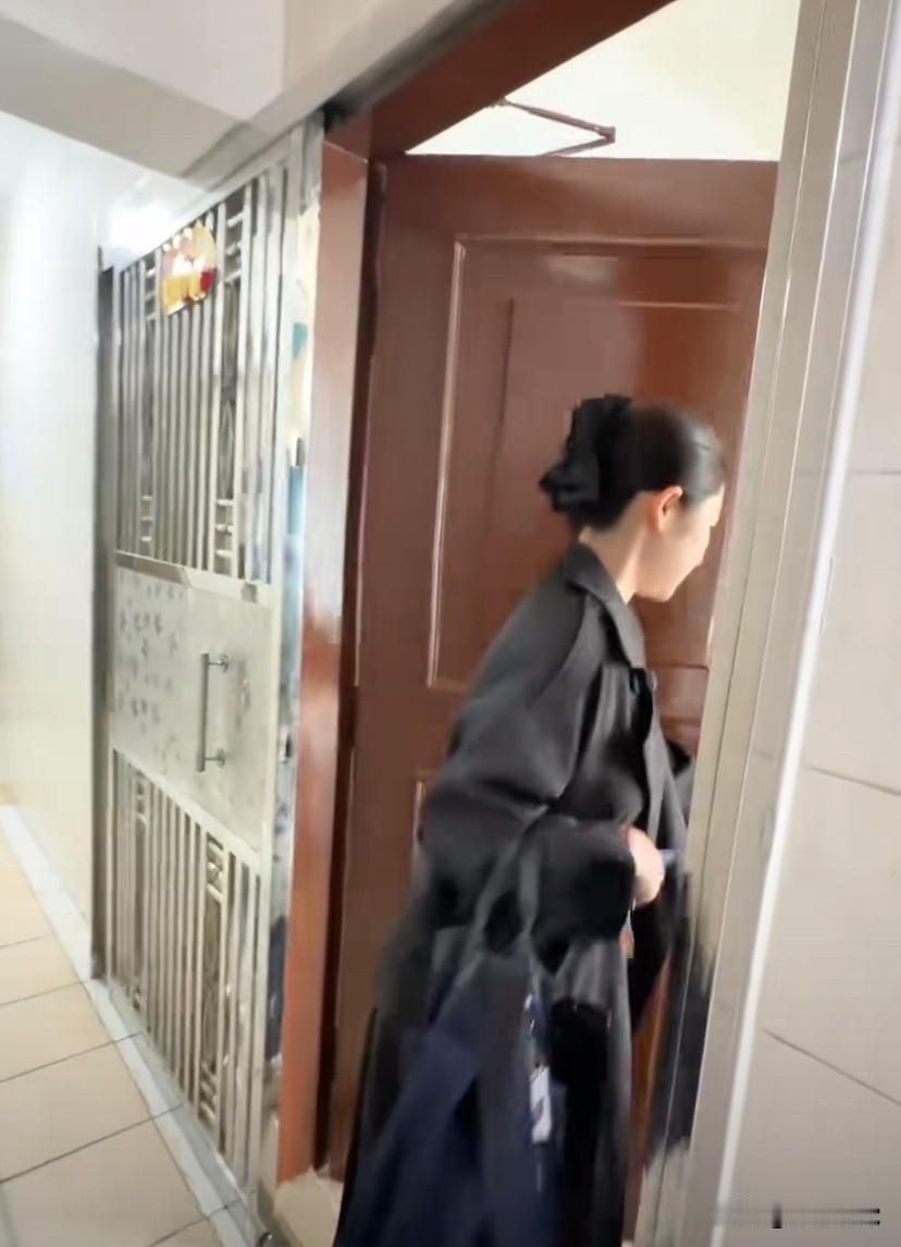 从内地银行辞职到香港做空姐，月收入2、3万，房租6000元和朋友合租40平方房子