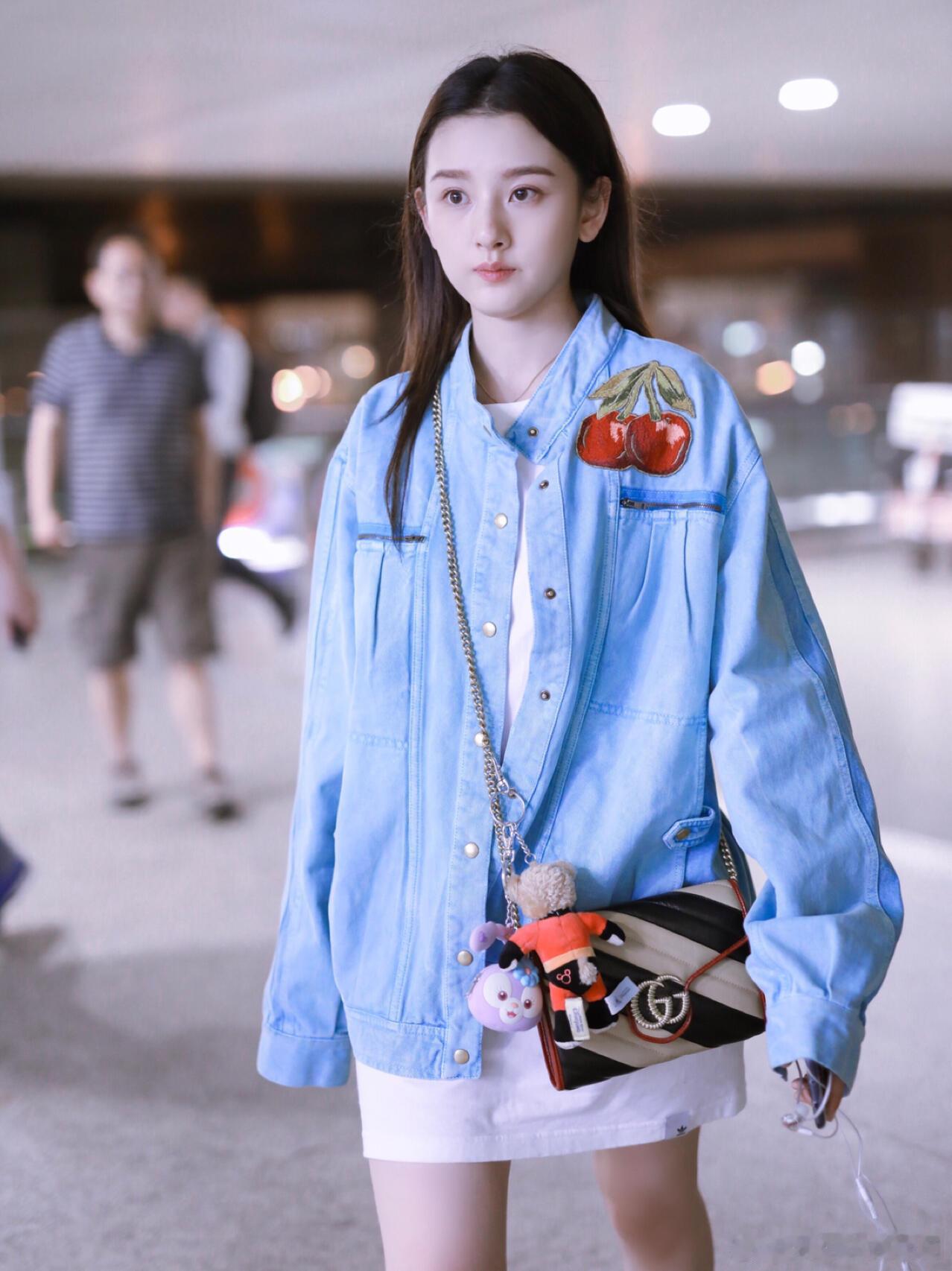穿小樱桃私服走机场的宋祖儿～每一张都有种娇嗔的少女感啊，好清新！​​​