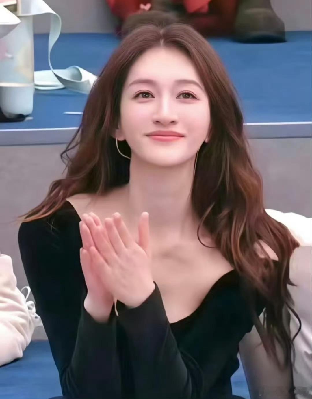 李小冉真唱上达拉崩吧了便利贴原曲调就太高了，对女生来说也算是调高的那种！