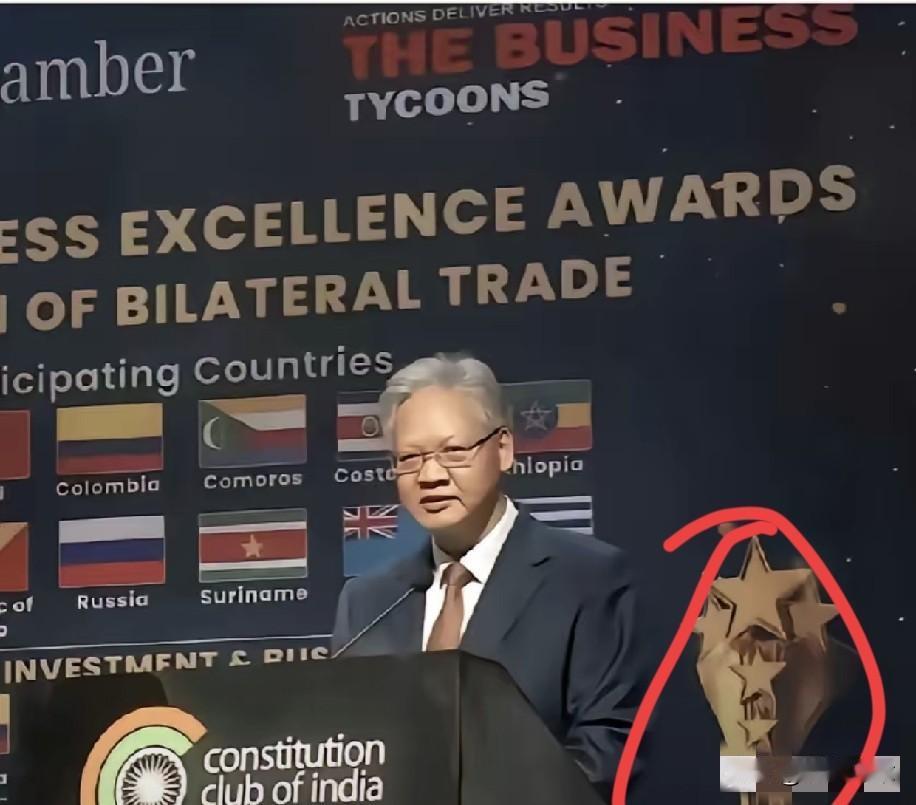 徐飞洪在印度签证的问题上，之前态度非常强硬，表示不怕威胁，不怕恐吓。不少人