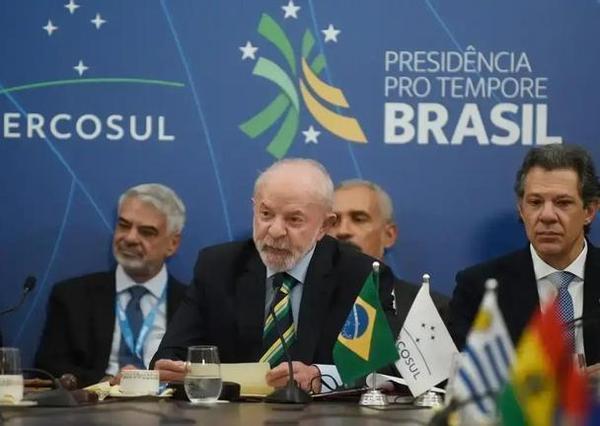 美国这步棋堪称全球战略最大昏招！放着自家后院拉美不管，非要跑到欧亚大陆折腾，结果