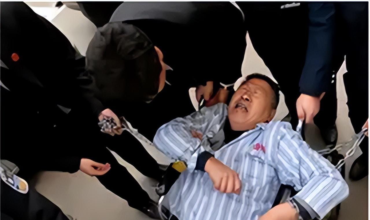 2015年，京煤集团总医院里，有人霸占病床长达三年，成为医院里的“钉子户”，法院